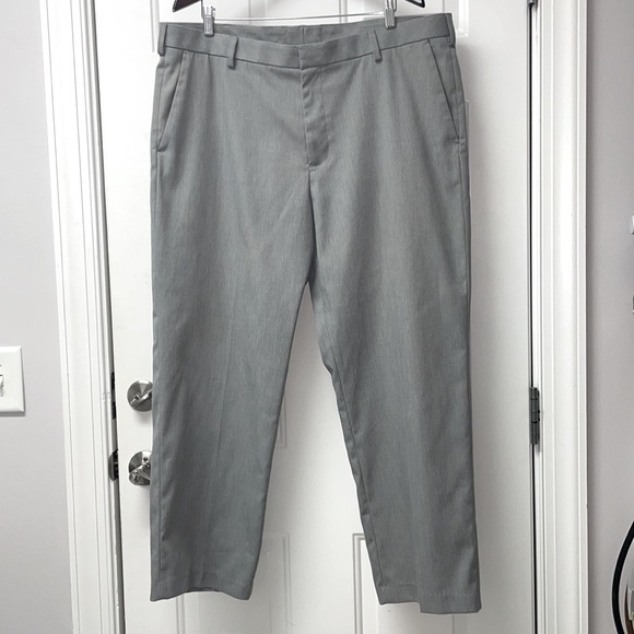 Van Heusen flat front pants. Mens 40/30 - Picture 5 of 5